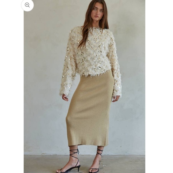 Time to shine Chic Sequin Feather Sweater never worn size medium - Picture 2 of 6